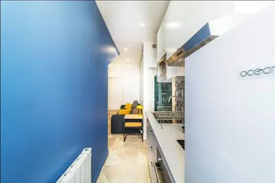 Cuisine ou kitchenette dans l'établissement Magenta, Charmant & Moderne