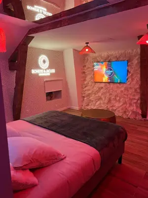 Un ou plusieurs lits dans un hébergement de l'établissement Bohème & Jacuzzi