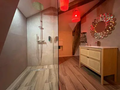 Salle de bains dans l'établissement Bohème & Jacuzzi