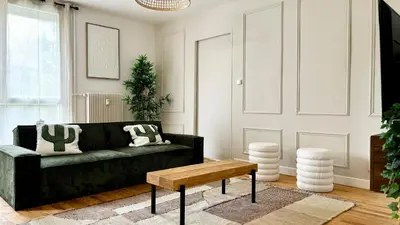 Coin salon dans l'établissement Le chic à la Caladoise avec balcon