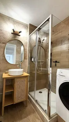 Salle de bains dans l'établissement Le chic à la Caladoise avec balcon