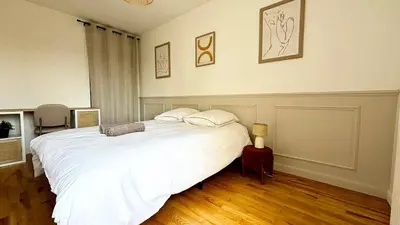 Un ou plusieurs lits dans un hébergement de l'établissement Le chic à la Caladoise avec balcon