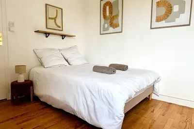 Un ou plusieurs lits dans un hébergement de l'établissement Le chic à la Caladoise avec balcon