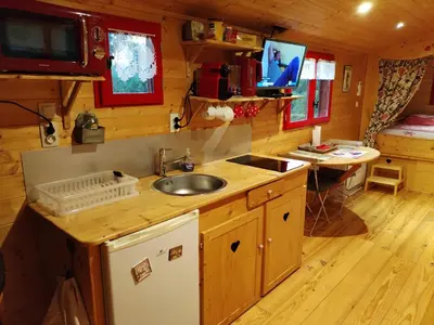 Cuisine ou kitchenette dans l'établissement Roulotte atypique calme au milieu de la verdure