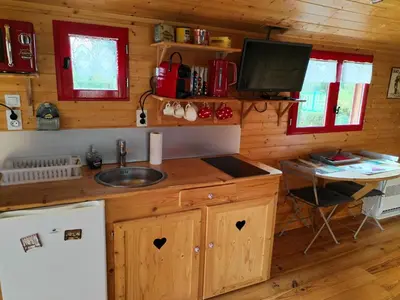 Cuisine ou kitchenette dans l'établissement Roulotte atypique calme au milieu de la verdure
