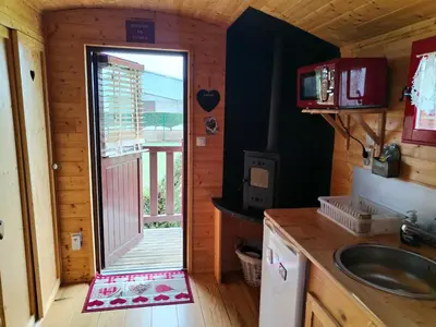 Cuisine ou kitchenette dans l'établissement Roulotte atypique calme au milieu de la verdure