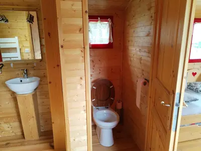 Salle de bains dans l'établissement Roulotte atypique calme au milieu de la verdure