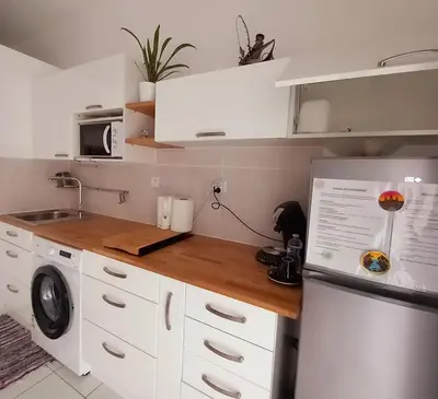 Cuisine ou kitchenette dans l'établissement Studio à Saint Priest géré par un particulier