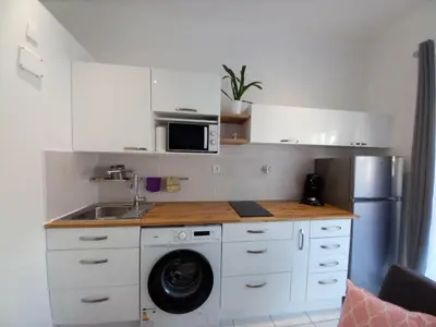 Cuisine ou kitchenette dans l'établissement Studio à Saint Priest géré par un particulier