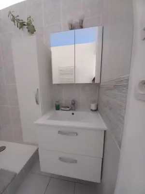 Salle de bains dans l'établissement Studio à Saint Priest géré par un particulier