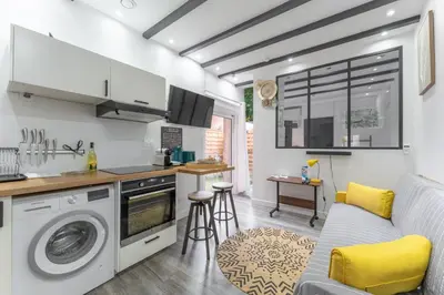 Cuisine ou kitchenette dans l'établissement Le Petit Enclos - Appt climatisé parking privé