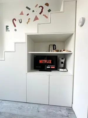 Télévision ou salle de divertissement dans l'établissement Studio mezzanine proche métro A