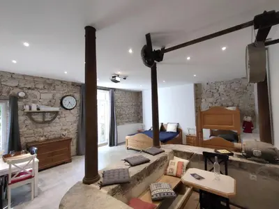 Coin salon dans l'établissement Gites du Longevent Appartement du Moulin Pérouges
