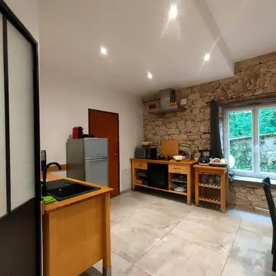 Cuisine ou kitchenette dans l'établissement Gites du Longevent Appartement du Moulin Pérouges