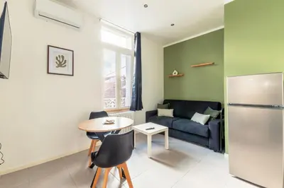 Coin salon dans l'établissement Chaleureux appartement T2 au calme et climatisé proximite centre lyon
