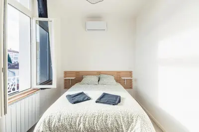 Un ou plusieurs lits dans un hébergement de l'établissement Chaleureux appartement T2 au calme et climatisé proximite centre lyon