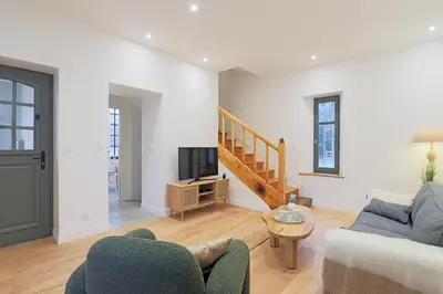 Télévision ou salle de divertissement dans l'établissement La Maison du Gardien