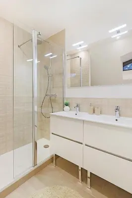 Salle de bains dans l'établissement La Maison du Gardien