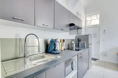 Cuisine ou kitchenette dans l'établissement Appartement T2 moderne cosy et climatisé à proximité du centre ville de lyon