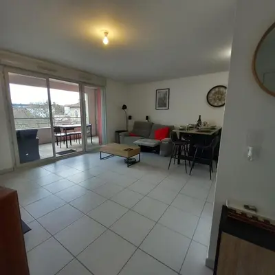 Coin salon dans l'établissement Le Barbusse LYON-T3-Garage-Terrasse-3 lits-Home Cinema