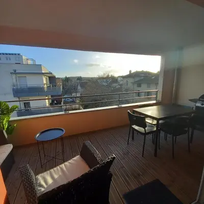 Balcon ou terrasse dans l'établissement Le Barbusse LYON-T3-Garage-Terrasse-3 lits-Home Cinema