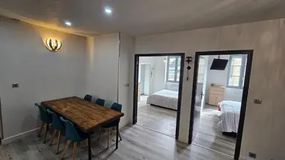Télévision ou salle de divertissement dans l'établissement Le Charme et Confort Saint -Sévère T3 Vienne
