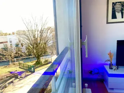 Balcon ou terrasse dans l'établissement Hollywood studio en Résidence boisée Ecully