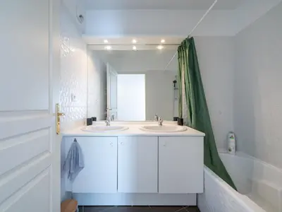 Salle de bains dans l'établissement L'Arlequin Familial et Reposant