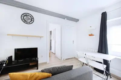 Télévision ou salle de divertissement dans l'établissement T2 cosy et moderne proche Confluence