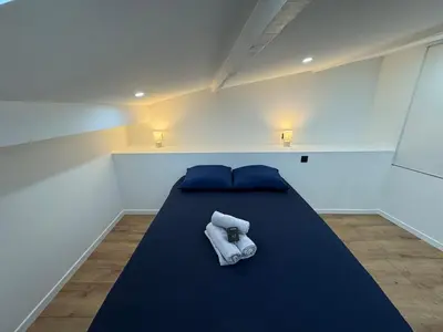 Un ou plusieurs lits dans un hébergement de l'établissement Petit Boudoir Lyonnais neuf terrasse climatisé