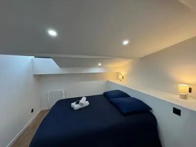 Un ou plusieurs lits dans un hébergement de l'établissement Petit Boudoir Lyonnais neuf terrasse climatisé