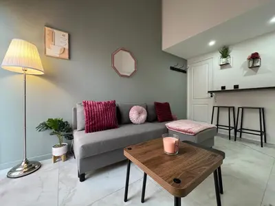 Coin salon dans l'établissement Petit Boudoir Lyonnais neuf terrasse climatisé