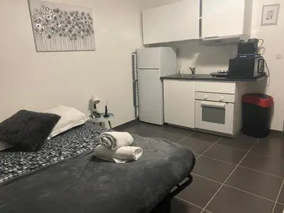 Cuisine ou kitchenette dans l'établissement Studio Hanoï charpenne