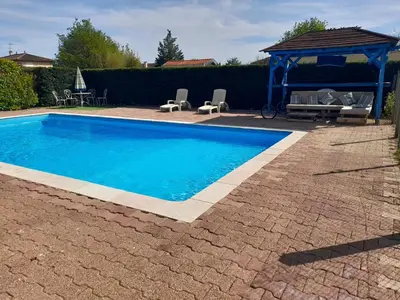 Piscine de l'établissement La maison du Bonheur - Chambre Tourterelle - borne de recharge VE ou située à proximité