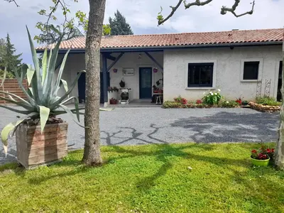 Jardin de l'établissement La maison du Bonheur - Chambre Tourterelle - borne de recharge VE