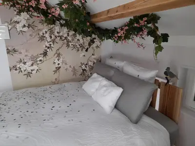 Un ou plusieurs lits dans un hébergement de l'établissement La maison du Bonheur - Chambre Tourterelle - borne de recharge VE