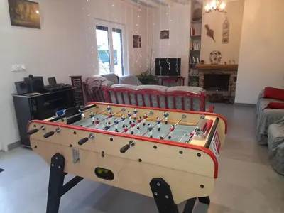 Télévision ou salle de divertissement dans l'établissement La maison du Bonheur - Chambre Tourterelle - borne de recharge VE