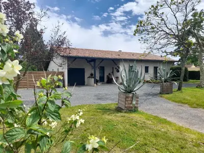 Jardin de l'établissement La maison du Bonheur - Chambre Tourterelle - borne de recharge VE