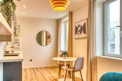 Cuisine ou kitchenette dans l'établissement Le Cèdre Bleu - Bel appart climatisé quartier point du jour Lyon 5