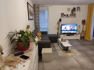 Télévision ou salle de divertissement dans l'établissement Chambre cosy à Villeurbanne