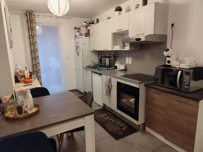 Cuisine ou kitchenette dans l'établissement Chambre cosy à Villeurbanne