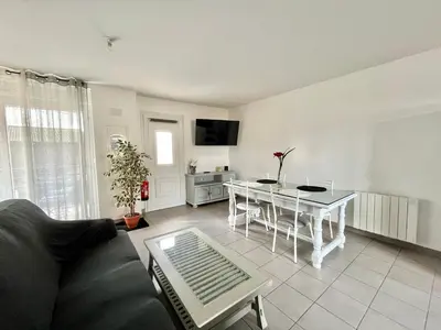 Télévision ou salle de divertissement dans l'établissement Charmant logement avec parking à 25 min de Lyon