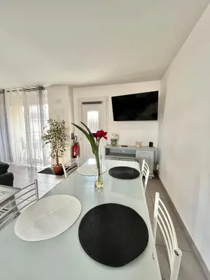 Télévision ou salle de divertissement dans l'établissement Charmant logement avec parking à 25 min de Lyon