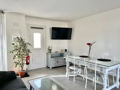 Télévision ou salle de divertissement dans l'établissement Charmant logement avec parking à 25 min de Lyon