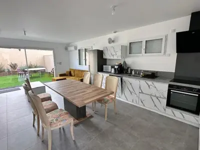 Cuisine ou kitchenette dans l'établissement Maison 40 avec 5 chambres lechaffardcom