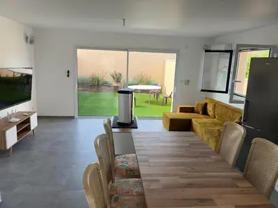 Télévision ou salle de divertissement dans l'établissement Maison 40 avec 5 chambres lechaffardcom