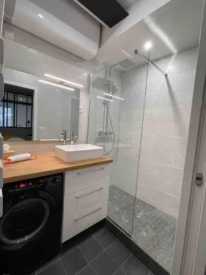 Salle de bains dans l'établissement L'Herbe ou ville