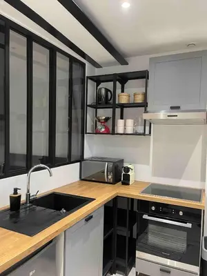 Cuisine ou kitchenette dans l'établissement L'Herbe ou ville