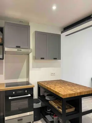 Cuisine ou kitchenette dans l'établissement L'Herbe ou ville