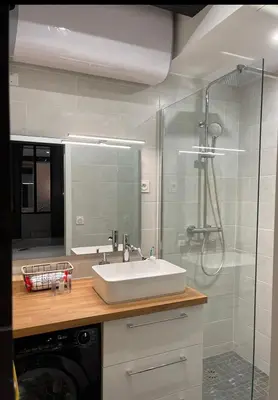 Salle de bains dans l'établissement L'Herbe ou ville